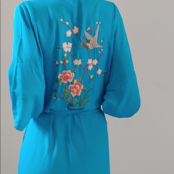 Silky blue robe with embroidered flowers - Picture 2 of 5